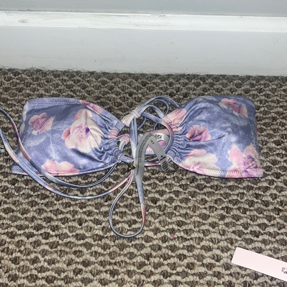 bathing suit from victoria secret. the top is a M and the bottoms are a XL.